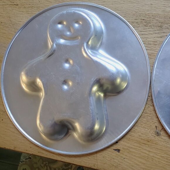 Two Vintage Gingerbread Man Cake Pans - Picture 3 of 6